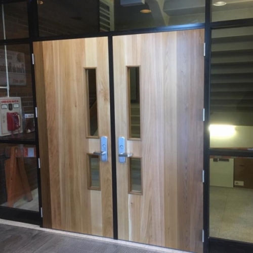 Porte en bois massif, cadre d'aluminium et quincaillerie commercial 