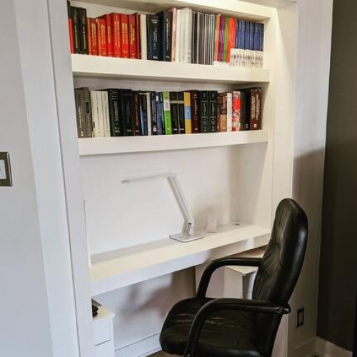 Bureau unique dans une garde robe 