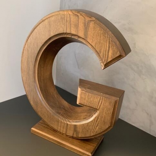 Initial en bois massif