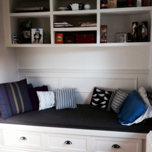 banquette avec coussin et armoire de rangement encastrée