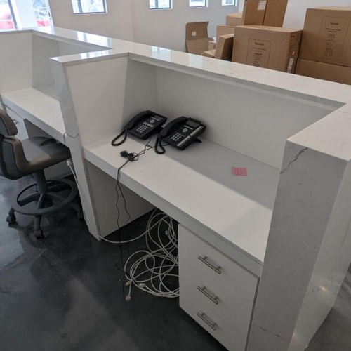 Bureau de réception recouvert de marbre